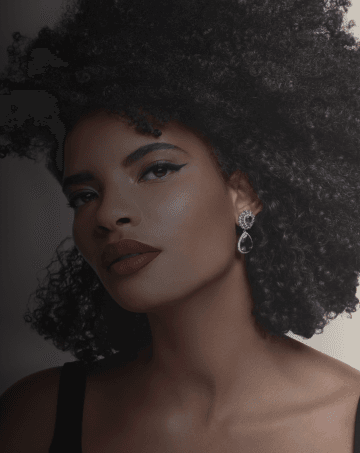 Mulher negra de cabelo escuro, batom vermelho e brinco roxo.