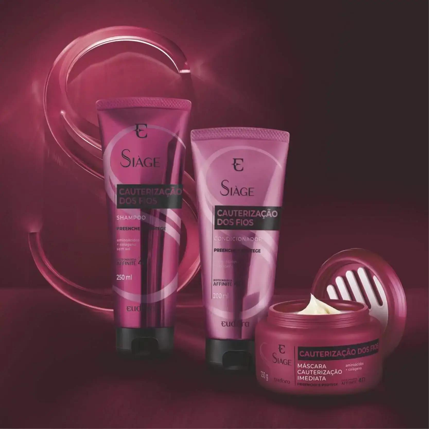 Três produtos da linha Siàge para cuidado dos fios do cabelo no fundo vermelho escuro.