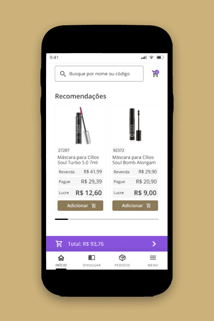 Imagem de smartphone com o app da representante aberto exibindo dois produtos da loja virtual da representante. É possível constatar os produtos “máscaras de cílios” com exemplos de lucratividade